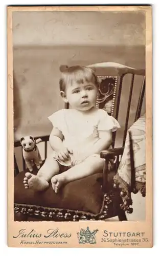 Fotografie Julius Stoess, Stuttgart, Sophienstr. 36, Kleines Kind im Hemd mit nackigen Füssen