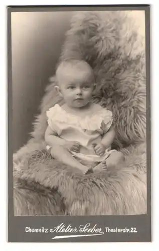 Fotografie Atelier Seeber, Chemnitz, Theaterstr. 22, Süsses Kleinkind im Hemd sitzt auf Fell