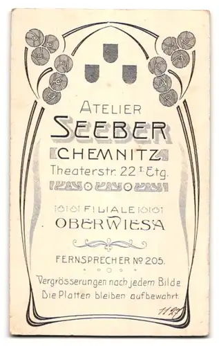 Fotografie Atelier Seeber, Chemnitz, Theaterstr. 22, Süsses Kleinkind im Hemd sitzt auf Fell