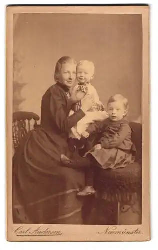 Fotografie Carl Andersen, Neumünster, Bürgerliche Dame mit zwei Kindern