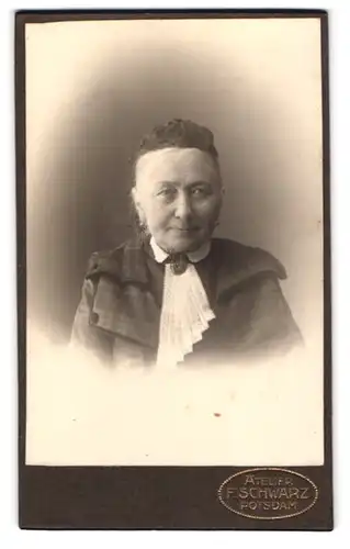 Fotografie F. Schwarz, Potsdam, Brandenburgerstr. 49-52, Ältere Dame mit Haube und Kragenbrosche