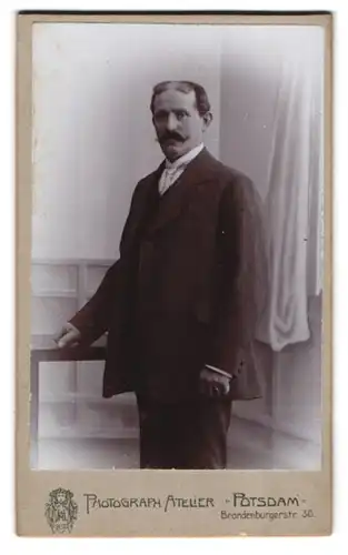 Fotografie Photograph. Atelier, Potsdam, Brandenburgerstr. 30, Bürgerlicher Herr in Anzug mit Krawatte