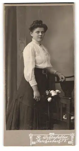 Fotografie R. Schönfelder, Reichenbach, Junge Dame mit Blumenstrauss posiert am Stuhl