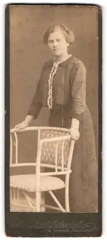 Fotografie Rudolf Averhoff, Barmstedt, Kirchenstrasse, Junge Dame posiert am Stuhl mit langer Kette
