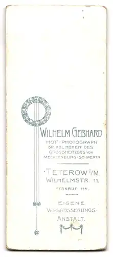 Fotografie Wilh. Gebhard, Teterow, Wilhelmstrasse 11, Bürgerlicher im schicken Anzug mit Kurzharfrisur