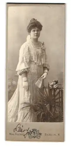 Fotografie Max Fischer, Berlin, Invaliden-Strasse 164, Junge Dame im langen weissen Kleid