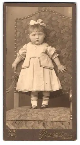 Fotografie F. Begsteiger, Cottbus, Kaiser-Friedrichstrasse 127, Kleines Mädchen posiert auf einem Stuhl