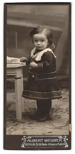 Fotografie Albert Wegner, Berlin, Belle Alliance Platz 9, Kleines Mädchen im schicken Kleid mit Spange im Haar