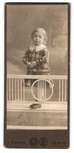 Fotografie J. Fuchs, Berlin, Königstrasse 20-21, Kleines Mädchen posiert auf einer Bank