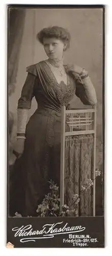 Fotografie Richard Kasbaum, Berlin, Friedrich-Strasse 125, Junge Dame in eleganter Pose