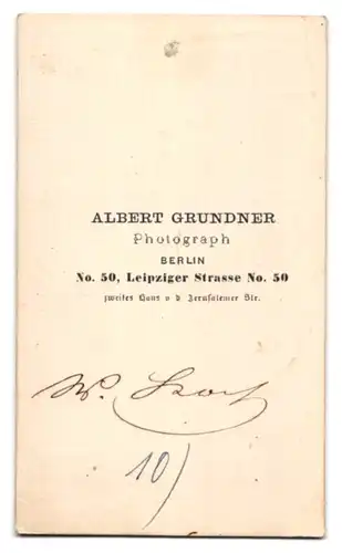 Fotografie Albert Grundner, Berlin, Leipzigerstr. 59, Portrait Mann im Anzug mit Fliege und Vollbart