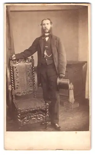 Fotografie J. Navey, Leeds, Albion Str., Portrait junger Engländer im Anzug mit Backenbart und Zylinder