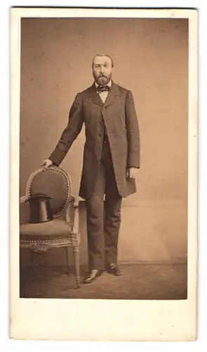 Fotografie S. Bureau Succ., Paris, Palais Royal 44, Portrait Herr im Anzug mit Vollbart mit Zylinder auf dem Stuhl