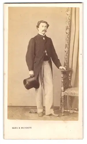 Fotografie de Maes & Michaux, Bruxelles, Rue Fosse-aux-Loups 36, Portrait junger Mann im Anzug mit Zylinder, Moustache