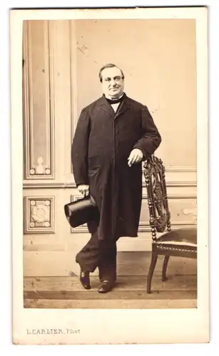 Fotografie L. Carlier, Mons, Rue de Nimy 26, Portrait korpulenter Herr im Mantel mit Zylinder