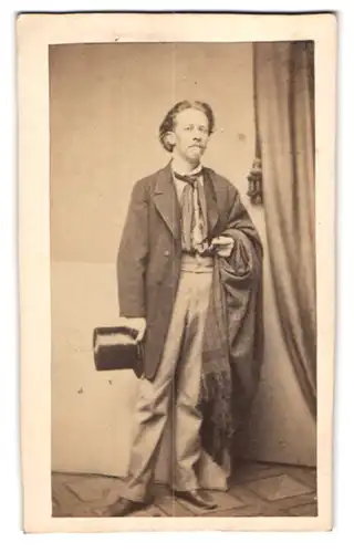 Fotografie unbekannter Fotograf und Ort, Portrait bürgerlicher Herr im schlichten Anzug mit Zylinden und Decke überm Arm