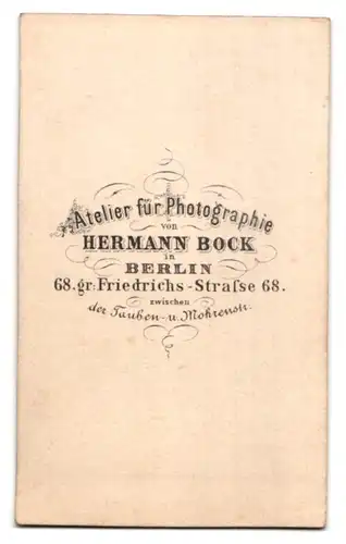 Fotografie H. Bock, Berlin, gr. Friedrichstr. 68, Portrait junge Dame im weissen Kleid mit Locken