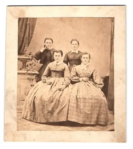 Fotografie unbekannter Fotograf und Ort, Portrait vier junge Damen in Biedermeierkleidern posieren im Atelier