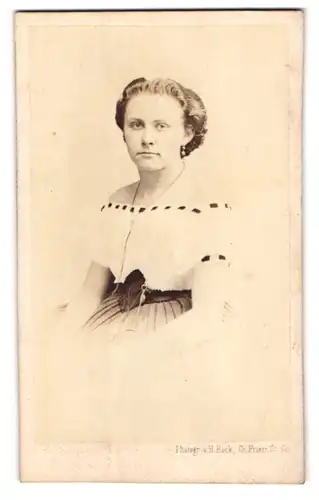 Fotografie Hermann Bock, Berlin, Friedrichsstr. 68, Portrait junge Frau im hellen schulterfreien Kleid