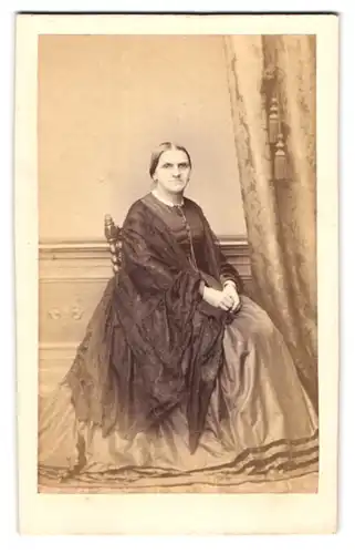 Fotografie Julius Zschille, Berlin, Neue-Königstr. 1, Portrait ältere Dame im Kleid mit Überwurf