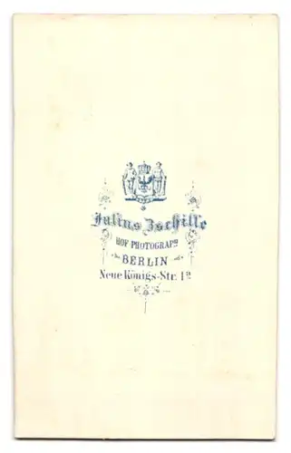 Fotografie Julius Zschille, Berlin, Neue-Königstr. 1, Portrait ältere Dame im Kleid mit Überwurf