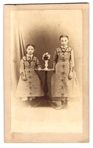 Fotografie Adalbert Stark, München, Portrait zwei junge Mädchen in gleichen Kleidern posieren im Atelier
