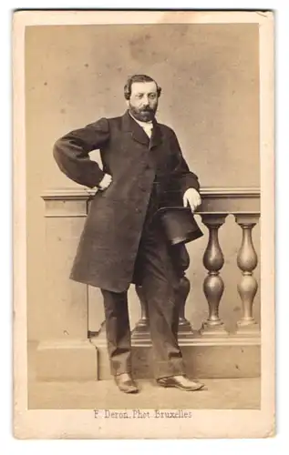 Fotografie F. Deron, Bruxelles, Rue de la Madelaine 13, Portrait Herr im Anzug mit Zylinder und Vollbart