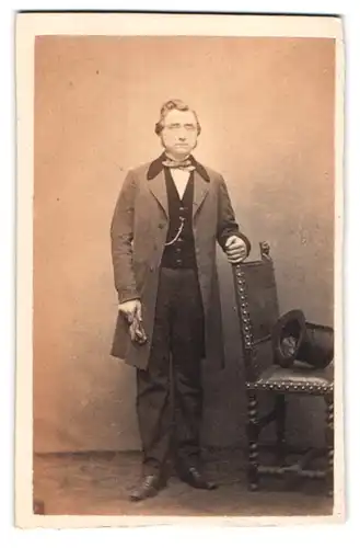 Fotografie Van Dennest, Anvers, Rue des Aveugles 5, Portrait älterer Herr im Anzug mit Fliege und Zylinder
