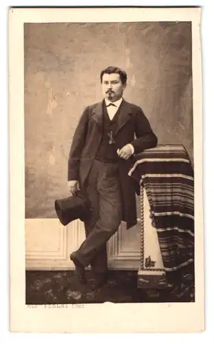 Fotografie A. Perlat, Poitiers, Portrait Franzose im Anzug mit Zylinder und Moustache