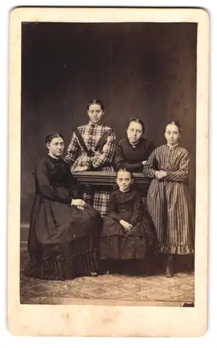 Fotografie Wilhelm Glock, Oppenheim, Portrait Mutter mit vier Mädchen in Biedermeierkleidern im Atelier, Mutterglück
