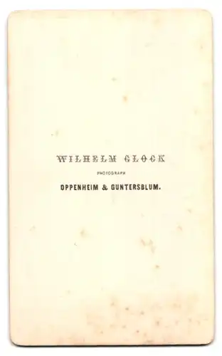 Fotografie Wilhelm Glock, Oppenheim, Portrait Mutter mit vier Mädchen in Biedermeierkleidern im Atelier, Mutterglück