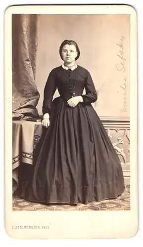 Fotografie F. Springmeier, Elberfeld, Herzogstr. 4, Portrait junge Frau Emilie im dunklen reifrock Kleid