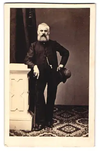 Fotografie unbekannter Fotograf und Ort, Portrait älterer Herr V. J. Seckera im dunklen Anzug mit Stock und Hut, 1862