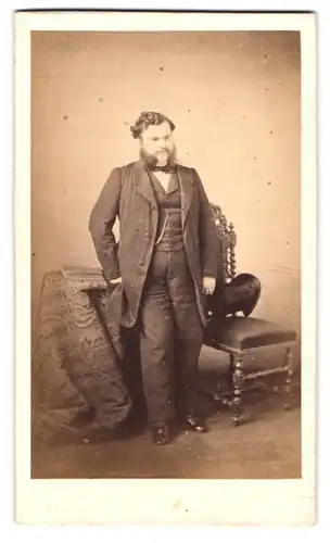 Fotografie unbekannter Fotograf und Ort, Portrait korpulenter Herr im Anzug mit Zylinder und Backenbart