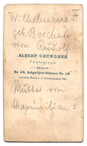 Fotografie Albert Grundner, Berlin, Leipzigerstr. 50, Portrait Frau Wilhelmine F. im dunklen Biedermeierkleid