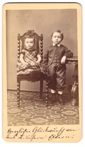Fotografie Carl Falke, Gera, Schleizerstr. 16, Portrait zwei junge Kinder im Kleidchen und Anzug