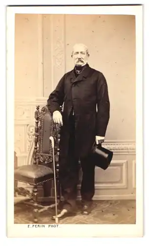 Fotografie E. Perin, Nancy, Rue Samson 11, Portrait älterer Mann im Anzug posiert mit Flanierstock und Zylinder