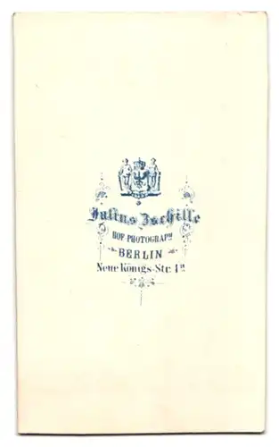 Fotografie Julius Zschille, Berlin, Neue Königs-Str. 1a, Portrait junge Frau im dunklen Kleid stehend am Sessel