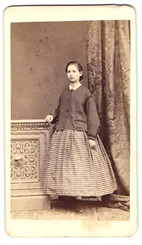 Fotografie Franz Neumayer, München, Neue Pferdstr. 2, Portrait junges Mädchen im karierten Kleid mit Jäckchen