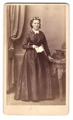 Fotografie E. Hering, Wiesbaden, Wilhelmstr. Portrait junge Frau Luise Rohleder im dunklen Kleid mit Kopfschmuck