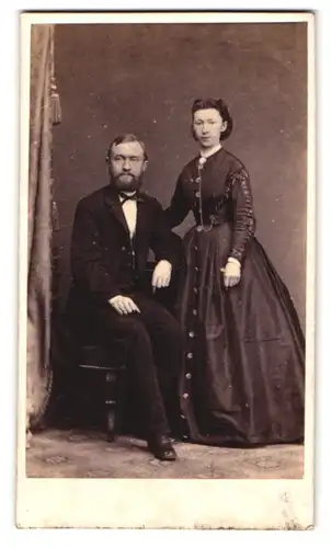 Fotografie Gebr. Ehlers, Hamburg-Altona, Königstr. 220, Portrait junges Paar im Biedermeierkleid und dunklen Anzug