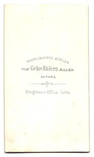 Fotografie Gebr. Ehlers, Hamburg-Altona, Königstr. 220, Portrait junges Paar im Biedermeierkleid und dunklen Anzug