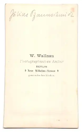 Fotografie W. Wallnau, Berlin, Neue Wilhelms-Str. 9, Portrait junger Mann Julius im Anzug vor einer Wand