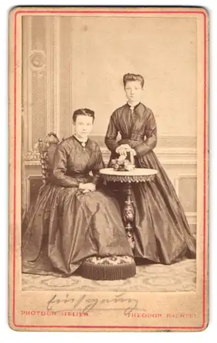 Fotografie Theodor Haertel, Potsdam, Charlotten Str. 25, Portrait zwei junge Damen in Biedermeierkleidern posierend