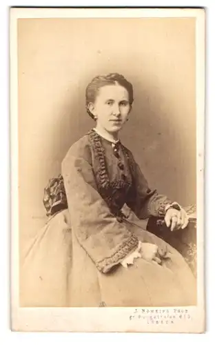 Fotografie J. Nöhring, Lübeck, Portrait Dame im schlichten Kleid mit zurückgebundenen Haaren