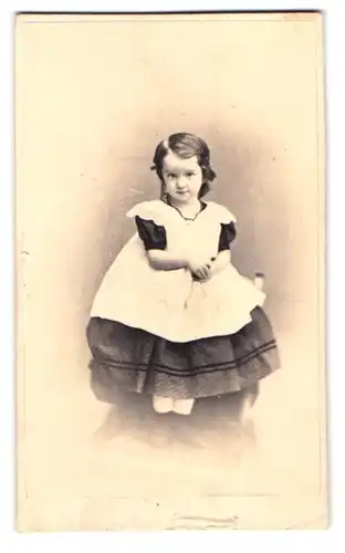 Fotografie unbekannter Fotograf und Ort, Portrait niedliches Mädchen Olga Goullett im Kleidchen blickt zur Kamera, 1866
