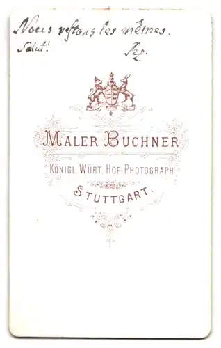 Fotografie Maler Buchner, Stuttgart, Portrait älterer Herr im Anzug auf Stock gestützt sitzend im Atelier