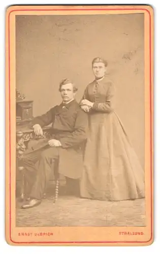 Fotografie Ernst Ulbrich, Stralsund, Ossenreyer-Str. 13, Portrait Frau Rossow mit ihrem Mann im Atelier