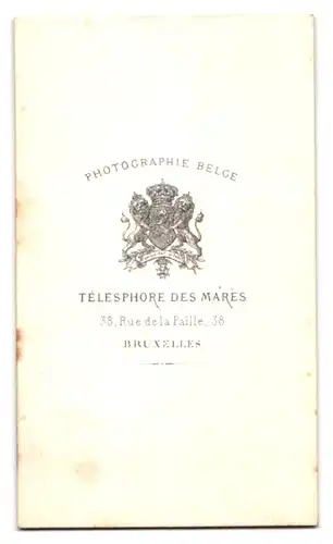 Fotografie Telesphore des Mares, Bruxelles, Rue de la Paille 38, Portrait Herr im Anzug mit Zylinder und Backenbart