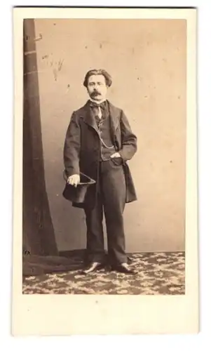Fotografie Numa Fils, Paris, Rue Vivienne 49, Portrait junger Mann im Anzug mit Moustache und Zylinder